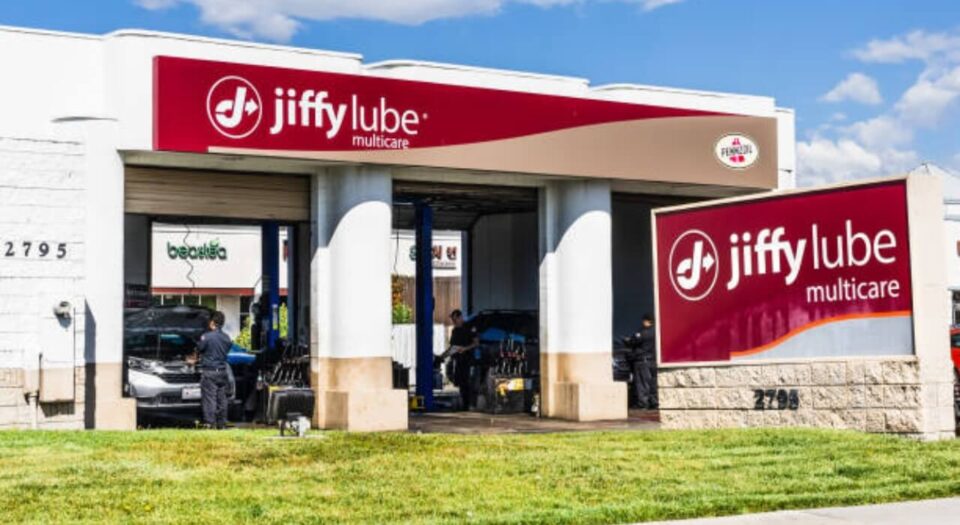 Which One Is Better For An Oil Change Dealership Vs Jiffy Lube